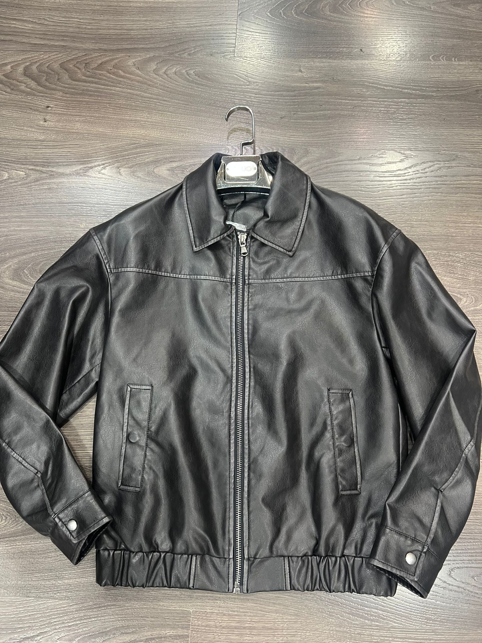 Giacca in Ecopelle Nera con Zip Frontale