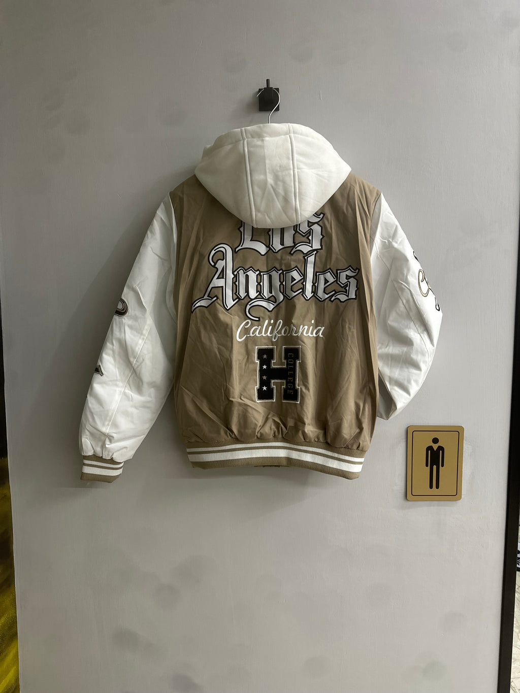 Bomber College Oversize Marrone Chiaro con Maniche a Contrasto e Patch