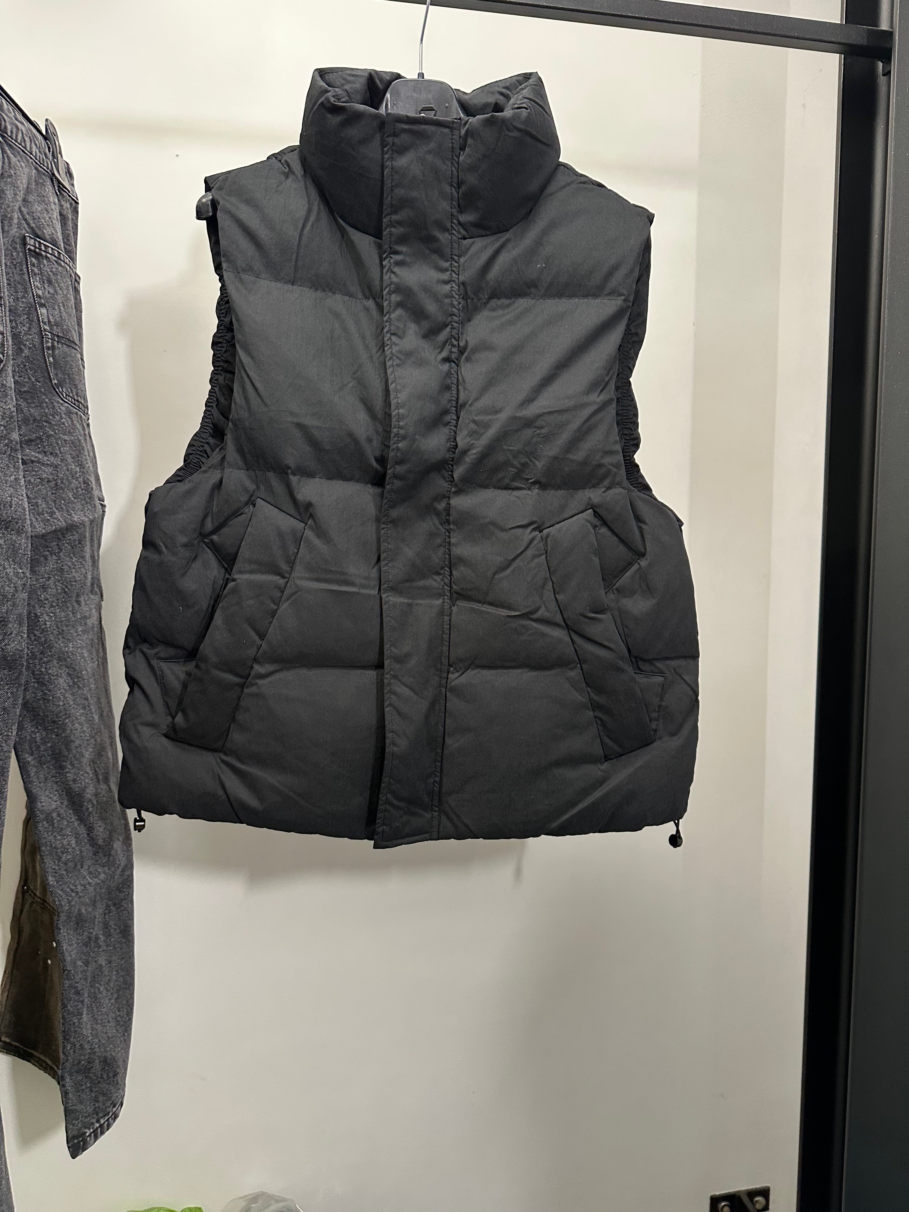 Gilet imbottito nero con collo alto