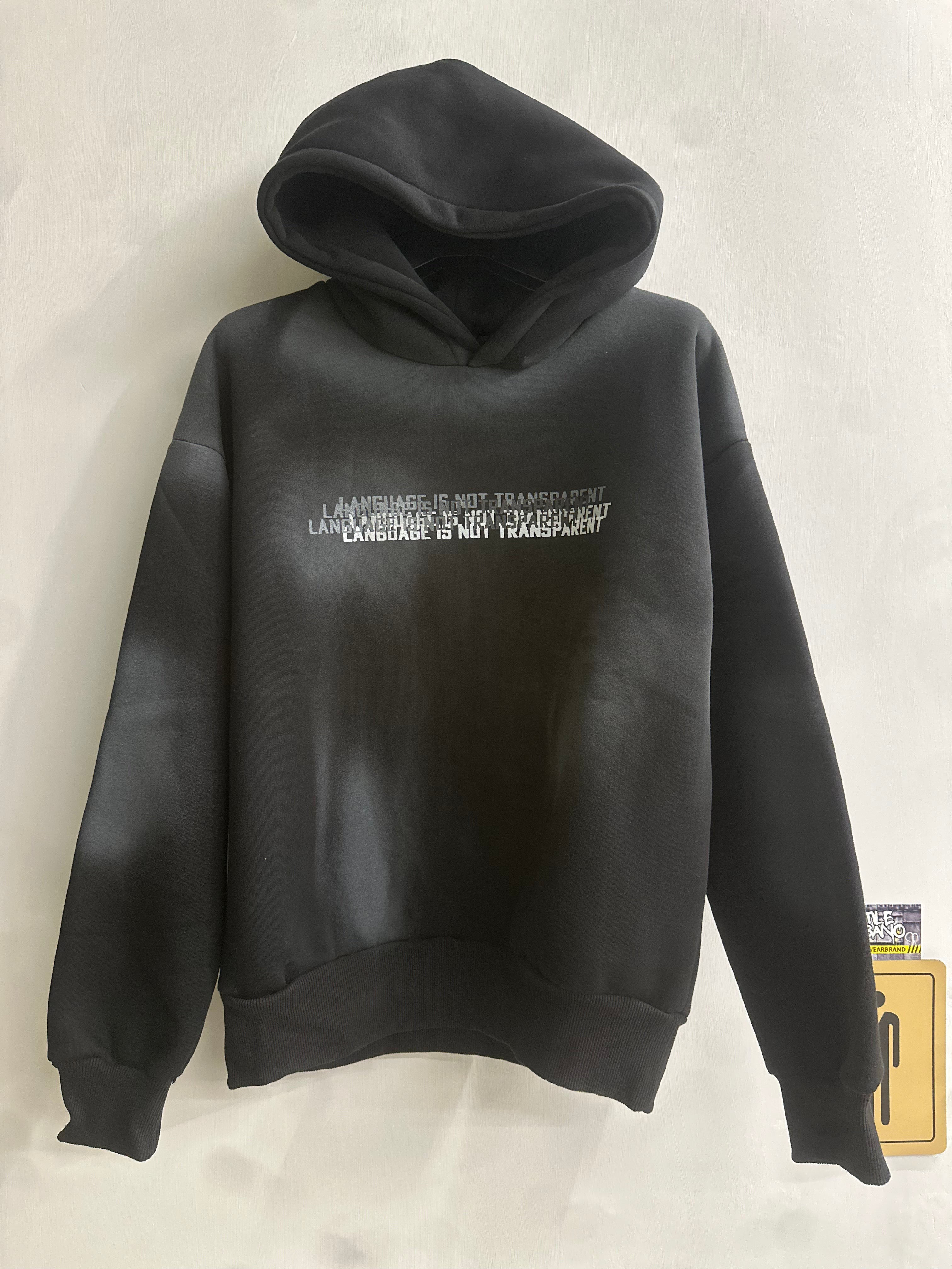 Felpa con Cappuccio Nera con Stampa Distorta "Language Is Not Transparent"